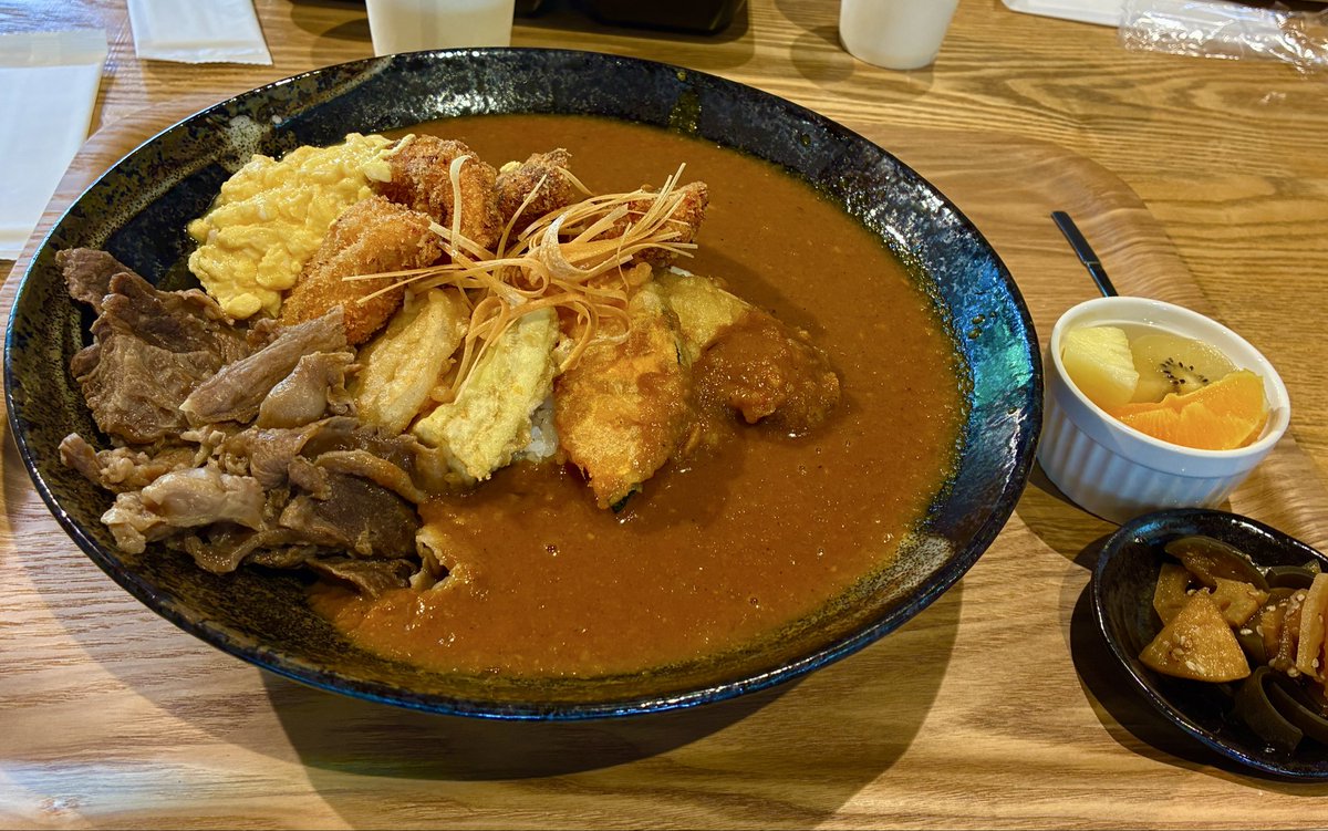 higashixday's tweet photo. #山添村　#長寿岩カレー
#めえめえ牧��　
長寿岩カレーBigサイズ！牛すじにスクランブルエッグにカツに夏野菜なども上にのっていてとっても美味しかったです🌟ごちそうさまでした😋 https://t.co/0LMaqEdzn6
