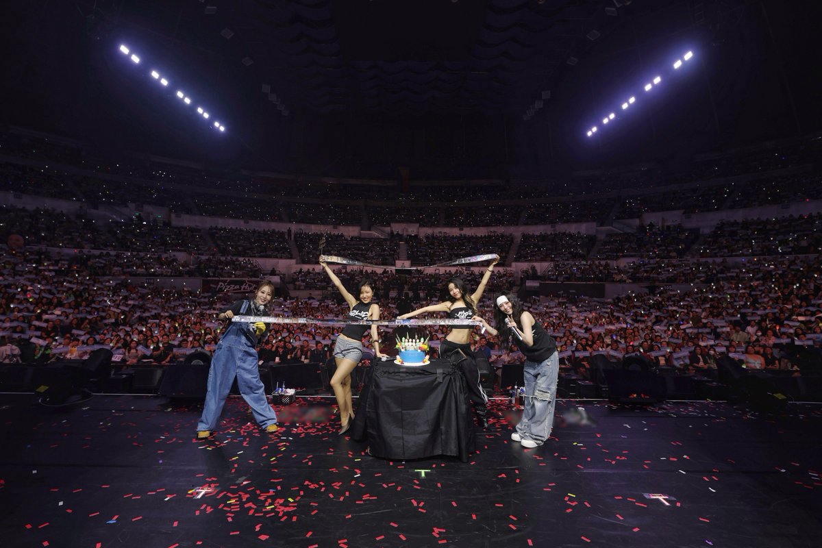 PhilippineStar's tweet photo. COME BACK SOON, MAMAMOO! 💚🇵🇭

K-pop group MAMAMOO gave Filipino fans, called Moomoo, a surreal concert experience with their “4WARD” world tour, featuring their powerful vocals and performances, on Saturday at the Araneta Coliseum.

“The times we've shared, piling up layer by layer, seem to have brought us back together today. Thank you for leaving another precious moment with us
in Manila, MooMoo,” they wrote.

The show, presented by Wilbros Live, marked the quartet’s return to the Philippines after three years. (X/MAMAMOO)