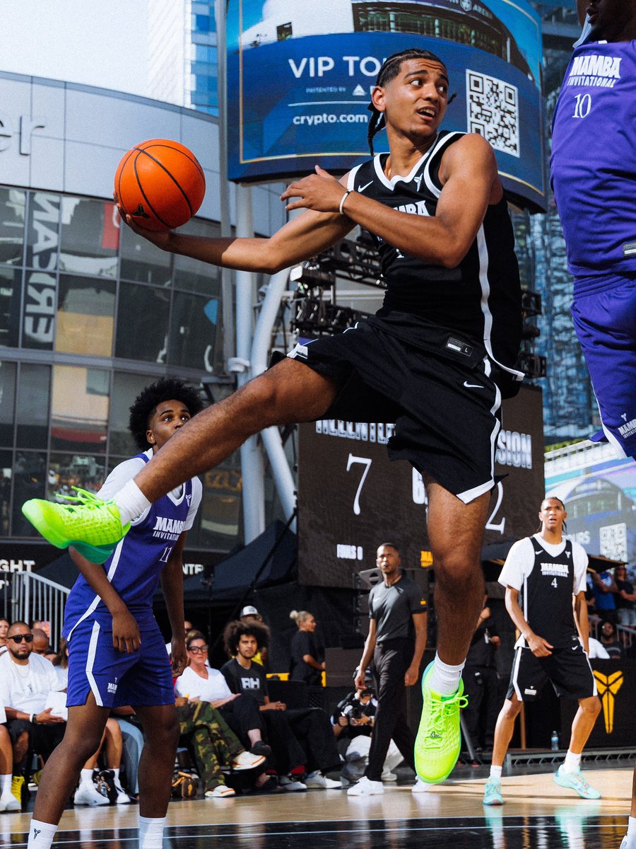 nicekicks's tweet photo. No. 1 ranked Beckham Black hit the game-winning layup in his first Mamba Invitational game while debuting a new green Nike Kobe 3 Low 👀🔥 https://t.co/xmwsagbqbv