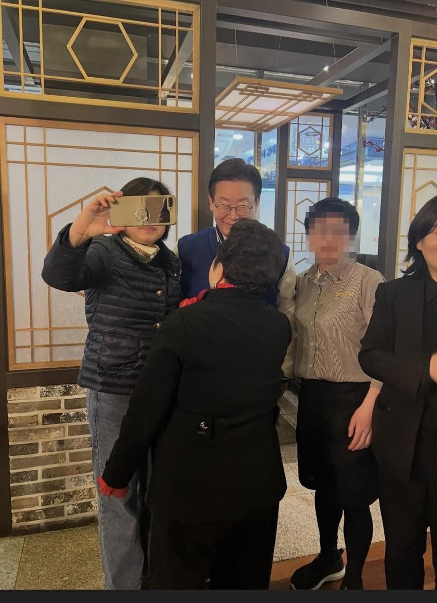6308jhannes's tweet photo. 구영식이 왜 하필 이사진만 내렸을까?
https://t.co/RxNGoE9vTW
이사진의 제공자가 밝혀지면 안되는 사람이라는 반증아닐까? https://t.co/iKddZzy8z2