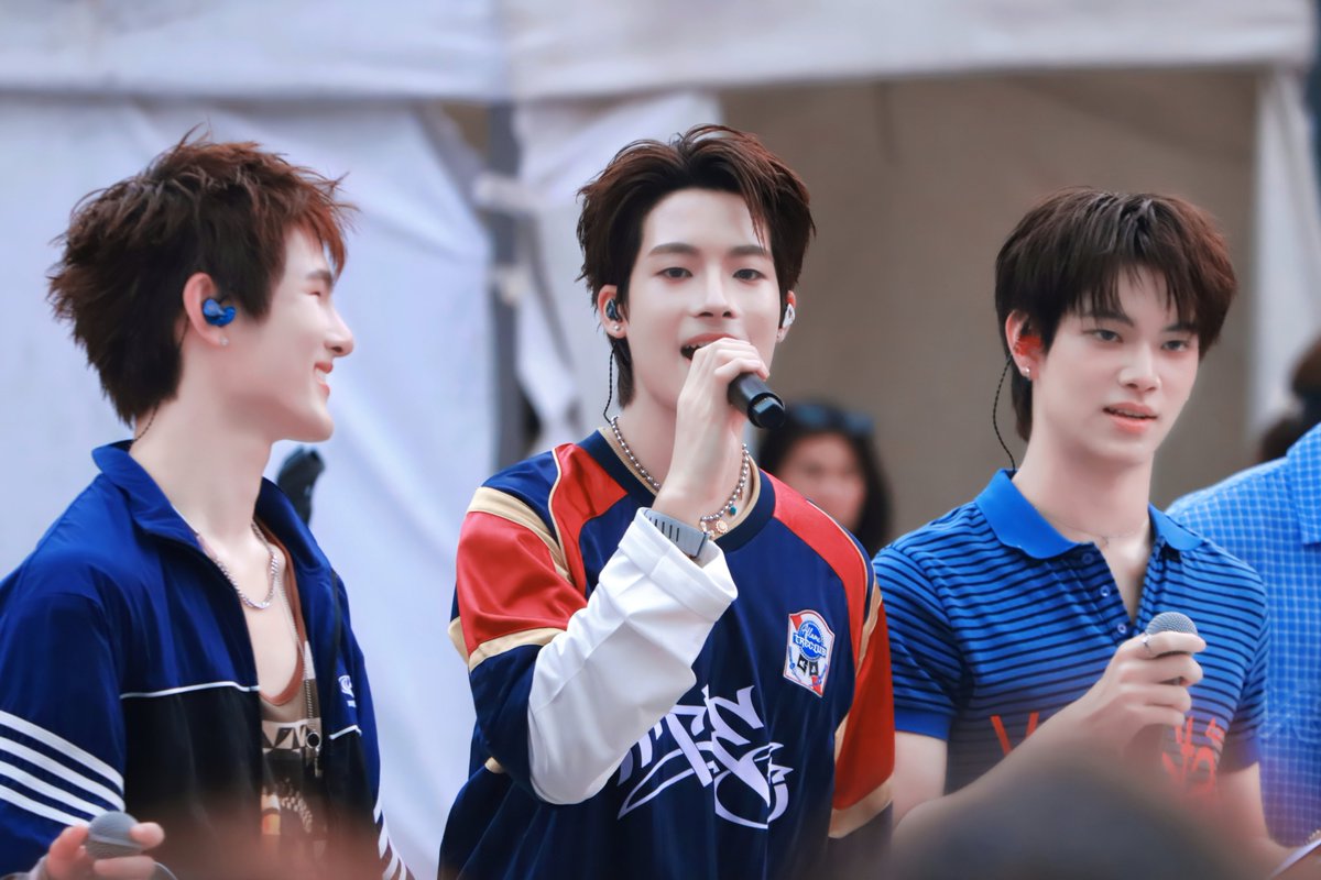 Mewmewtnp's tweet photo. 08082026 สามหน่อของแม่ กว่าจะได้เฟรมนี้ 🥹❣️

[ @jeffrey_ptpr @than_chanasit @ChawanutV ]

#JEFFREY_FAVIQ #THAN_FAVIQ 
#CHEVA_FAVIQ #FAVIQ 
#FAVIQ_BeforeYouGoBusking https://t.co/ERfY5xCERc