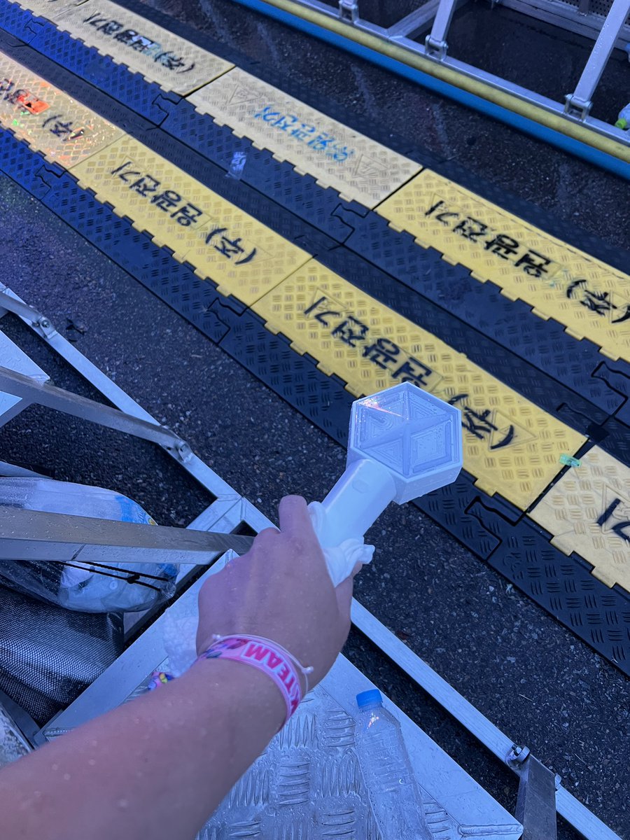 kimexxo's tweet photo. ㅋㅏ님 나올때까지 워터밤 펜스 사수했던 여자들 괜찮은지 모르겠다...허리가 끊어질거같은게 아니라 끊어진거같음 7시간동안 한자리에 계속 서있는거 진짜 고문 당하는 기분이었음..워터밤은 ㅈㅉ 즐겜용 스케로 가야만함 https://t.co/5YGj2Wqqc5