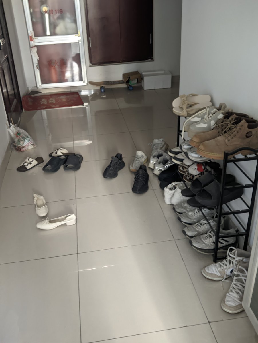 rep_bb84037's tweet photo. 本人是一条幻想着被女s调教的贱狗，爱好在楼道舔鞋打胶 https://t.co/MbFzVKxNmu