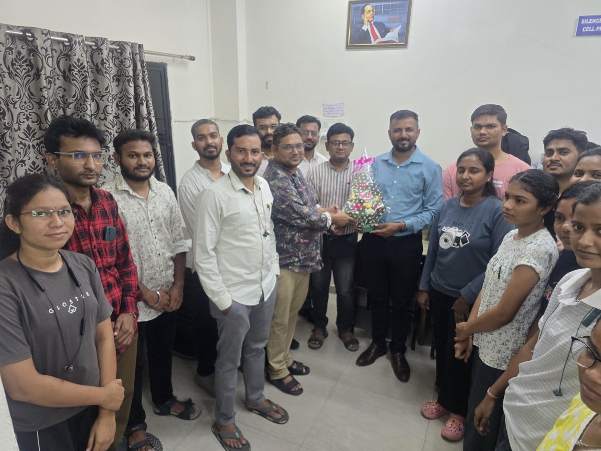 VastavKatta's tweet photo. MPSC ऑनलाईन परीक्षेच्या विरोधात विदर्भ दौरा...
MPSC च्या सर्व परीक्षा पूर्वीप्रमाणे कायमस्वरूपी ऑनलाईन ऐवजी ऑफलाईनच झाल्या पाहिजेत, सोबतच 
६० हजार जागांची जाहीर केलेली मेगाभरती  ही 2026 मधेच पूर्ण झालीच पाहिजे! या मागणीसाठी विद्यार्थ्यांच्या भावना जाणून घेण्यासाठी महाराष्ट्रभर फिरत आहे. सध्या विदर्भ दौऱ्यावर असताना अमरावतीनंतर आता नागपूर मध्ये स्पर्धा परीक्षेची तयारी करणाऱ्या विद्यार्थ्यांसोबत संवाद साधला. एक वर्ष ऑफलाइन पद्धतीला मुदतवाढ दिलेली असली तरीही आणि तलाठी भरती MPSC मार्फत घेण्यात येत असली तरीही विद्यार्थ्यांमधील रोष कमी झालेला नाही हे विद्यार्थ्यांशी चर्चा करताना लक्षात आले. तूर्तास तरी विद्यार्थ्यांनी आगामी परीक्षेची तयारी करावी कारण इतिहासात पहिल्यांदाच एमपीएससीची तयारी करणाऱ्या विद्यार्थ्यांच्या अंगावर तलाठ्याचा गुलाल पडणार आहे.
��ागपूर येथील सर्व शिक्षक वृंद / संस्थाचालक, अभ्यासिकचालक यांनी या विद्यार्थ्यांच्या पाठीशी खंबीरपणे उभे राहण्यासाठी एक समिती स्थापन केलेले आहे. भविष्यात हा निर्णय मागे न घेतल्यास ही समिती विद्यार्थ्यांच्या पाठीशी खंबीरपणे उभे राहणार आहे. सरकारने हिवाळी अधिवेशनात नागपूर मध्ये आंदोलन करण्याची वेळ येऊ देऊ नये हीच विनंती.
जोपर्यंत MPSC कायमस्वरूपी ऑफलाइनची घोषणा करत नाही तोपर्यंत हा लढा सुरूच राहील...
विद्यार्थ्यांशी साधलेला  संवाद लवकरच वास्तव कट्ट्यावर व्हिडिओ स्वरूपात प्रदर्शित करत आहे
#onlyofflineexam #mpscofflineexam