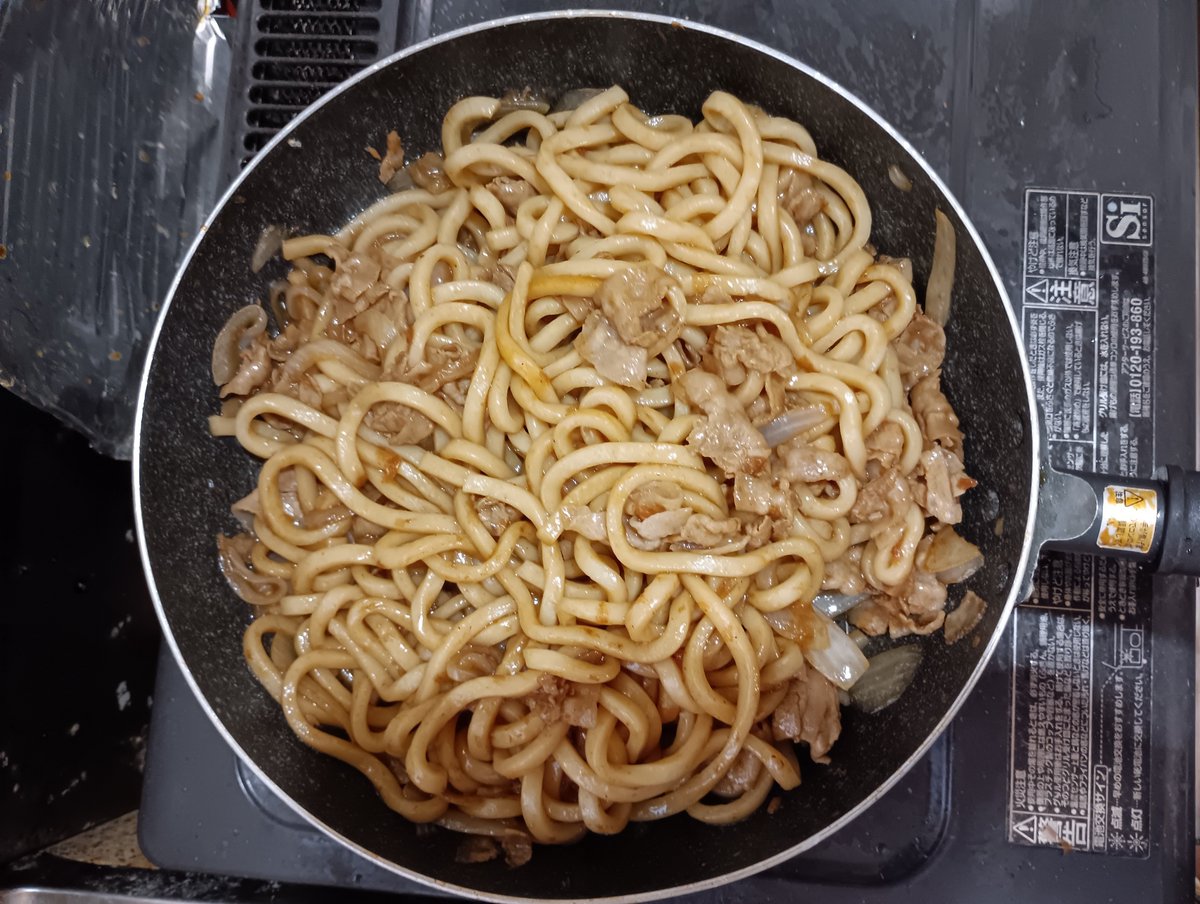 DarthMomota's tweet photo. 今日のランチは焼きうどんを作りました。
誤嚥予防のため、焼きうどんでもうどんをしっかりゆがいて噛み切りやすくしておき、柔らかい豚しゃぶしゃぶ肉をさらに細かく切って一口サイズにしてあります。
味付けは塩分を控え目にしつつ、鰹粉と昆布粉、味の素で旨みを出しています。

#クッキングパワー https://t.co/bnlZNFnX6o