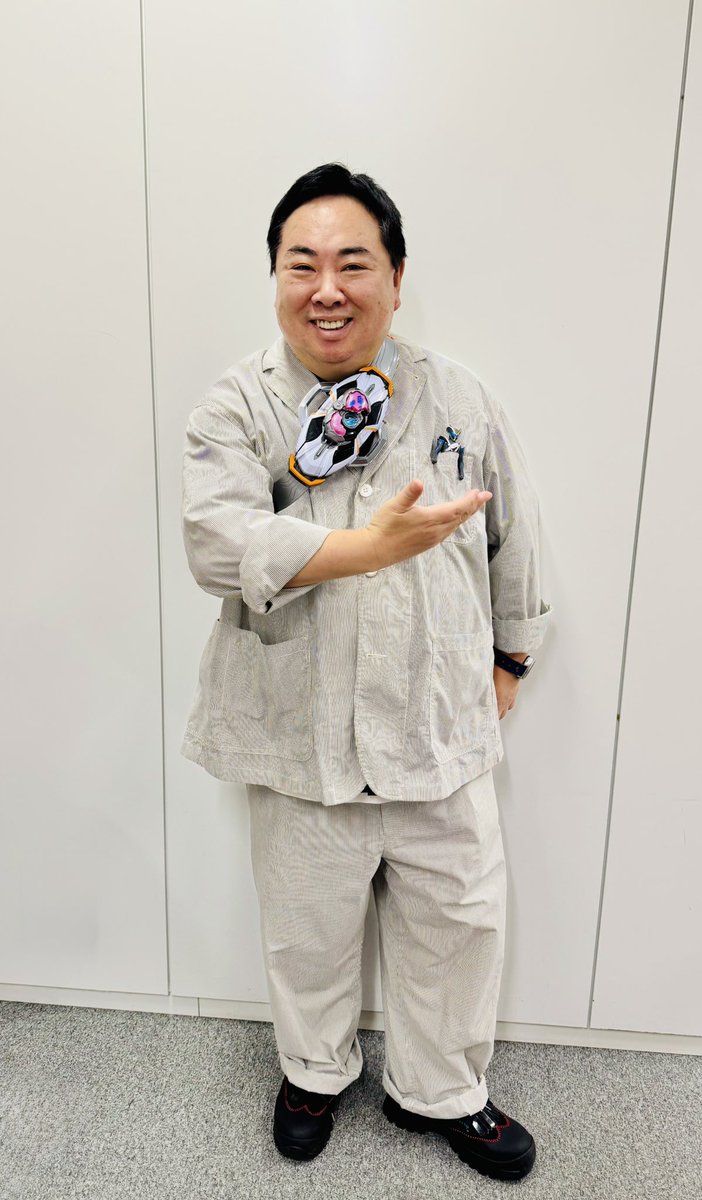tsukajimuga's tweet photo. #仮面ライダーマイス
変身ベルトDXマイスドライバー
僕でも装着できる！
胸より首寄りなのはご愛嬌…笑 https://t.co/EYYWiouX2N