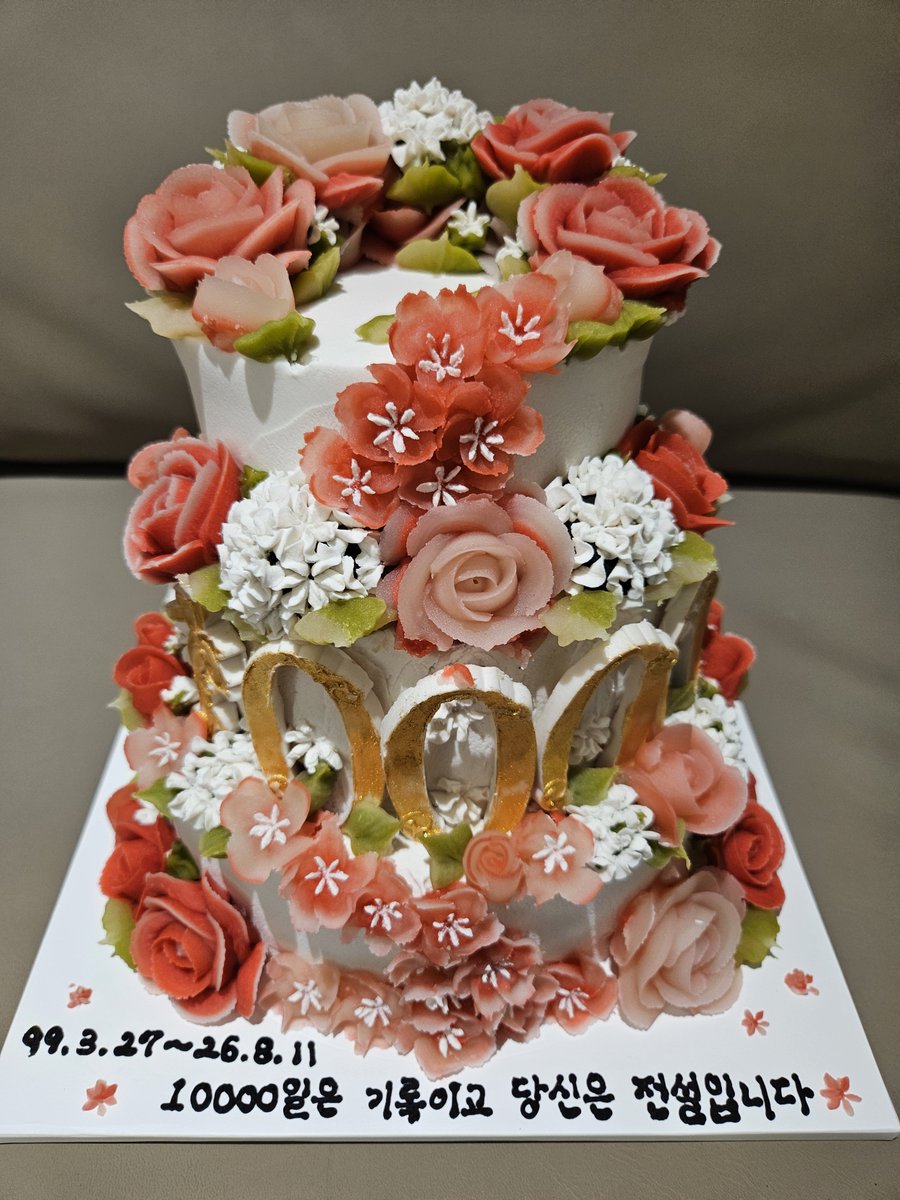 argang5's tweet photo. 생각도 못하고 있었는데 8월11일이 데뷔 10000일이라고 팬분들이 꽃과 Cake, 기념 티셔츠까지 보내주셨네요. 만일은 만일 여러분이 없었다면 절대 불가능한 시간입니다. 정말 감사합니다~!
더욱 열심히 살겠습니다~!! https://t.co/1Lv8A0MXEG