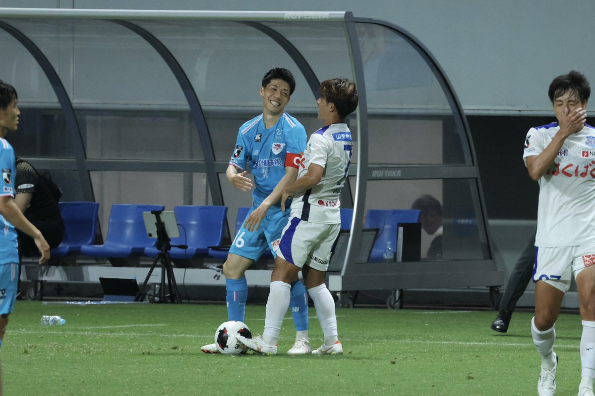 bz_178tak257's tweet photo. 甲府側のファール判定で荒木選手が西澤選手を抱え上げたらめっちゃ笑顔になってた😂 https://t.co/n5tyUscdTq