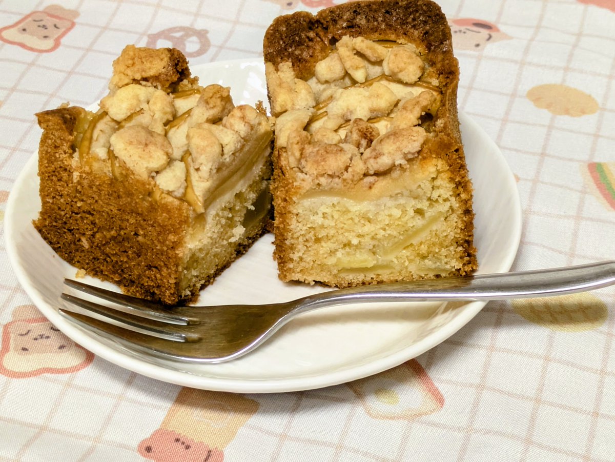 dooooomo0's tweet photo. アップルクランブルパウンドケーキ
パウンドケーキの中にりんごを入れて上にもスライスしたのを乗せてます
シナモンクランブルをてきとーに散らしてます
パウンドケーキのふわふわとりんごのシャキシャキとクランブルのサクサクが楽しい
#お菓子作り 
#おうちカフェ 
#パウンドケーキ 
#りんご https://t.co/jBHd5gYFZ0