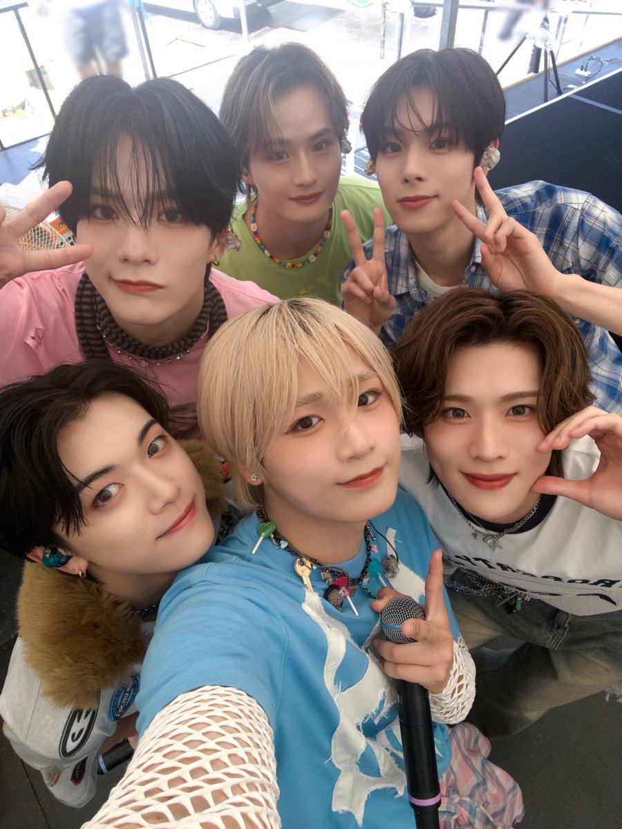 official_DXTEEN's tweet photo. [📸]260809

『#LuckyFes’26』

#DXTEEN が出演させていただきました🎤

＜𝑺𝑬𝑻𝑳𝑰𝑺𝑻＞
https://t.co/FW3zLlRBMw

1. 両片想い
2. Our Sky
3. DREAMLIKE
4. JOY
5. What’s DXTEEN?
6. Wanna
7. Handle

DXTEENと遊んでくださったみなさん！
ありがとうございました☺︎

引き続き『LuckyFes’26』をお楽しみください！

･･━━･･━━･･━━･･━━･･
DXTEEN 7TH SINGLE "Wanna" ON SALE!🕶️
🎥https://t.co/epyfs8MyxG
🎧https://t.co/jfvf7TBbg6

@luckyfm_fes
#DXTN #DXTEEN_Wanna