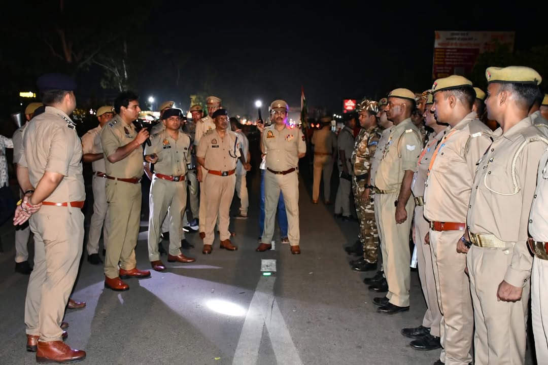 pillaskqz's tweet photo. 🌙 देर रात कांवड़ मार्ग पर मेरठ पुलिस की सक्रियता से श्रद्धालुओं की सुरक्षा और या��ायात व्यवस्था बेहतर बनी रही। 
@narendramodi @AajTak @ZeeNews @Uppolice  @UPGovt @CMOfficeUP @InfoDeptUP @ChiefSecyUP @dgpup @112UttarPradesh @homeupgov @adgzonemeerut @digrangemeerut @meerutpolice https://t.co/1dvBYNw8iP