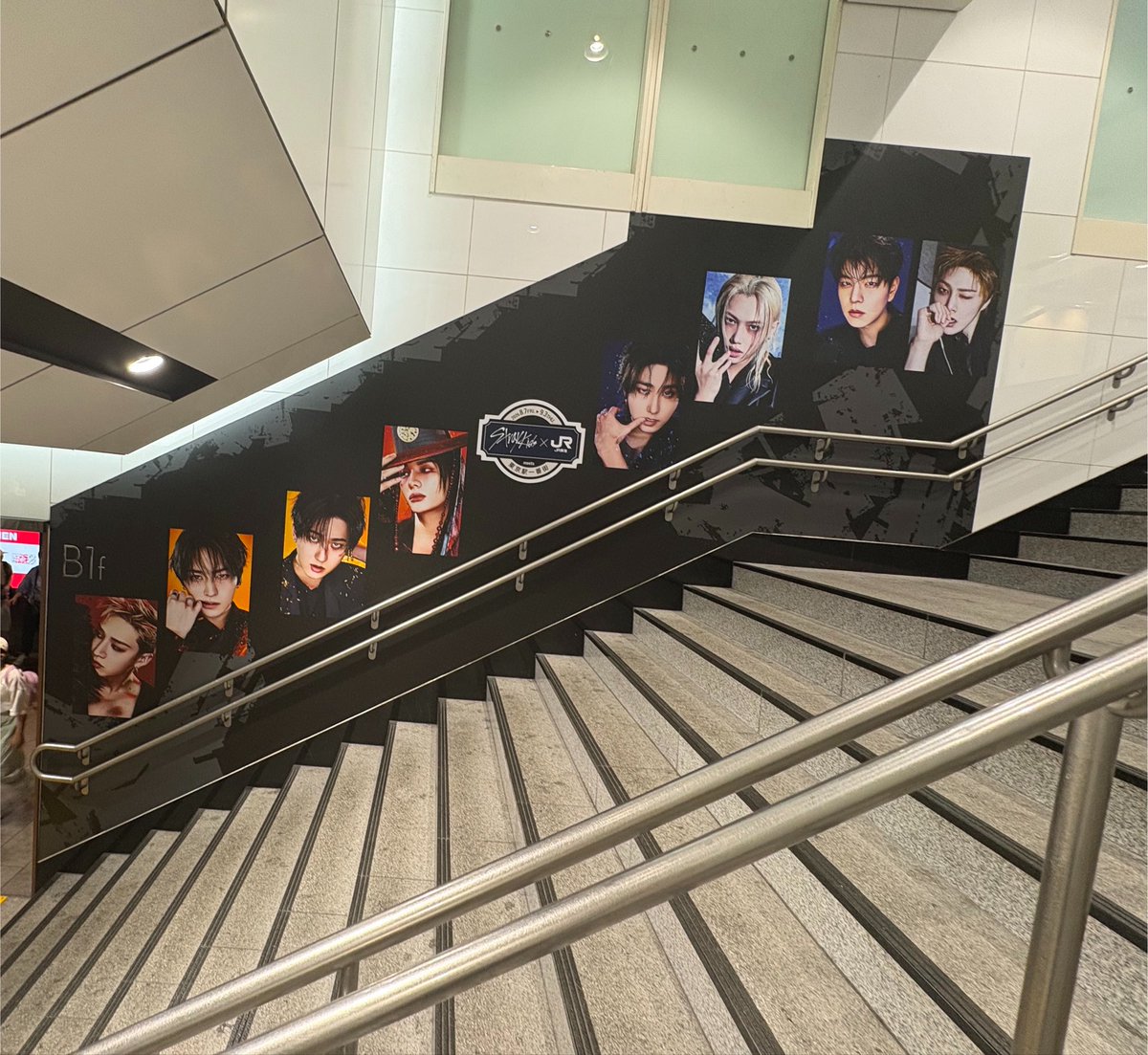pomme_830's tweet photo. JR東海×スキズ×東京駅一番街

『8/9 午前中情報』

1️⃣お盆の日曜の東京駅は大大混雑

2️⃣B1も1階もスキズだらけ幸せ空間

3️⃣対象のお菓子お土産販売店はほとんどノベルティ配布終了

3️⃣レストランは行ってないので不明

5️⃣クリアカードめちゃくちゃ可愛い🤍

#straykids https://t.co/aVr9HOy2cm