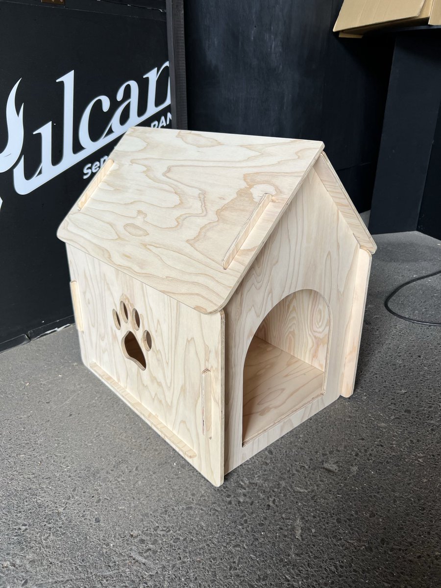 TiqQwh's tweet photo. また組み立て式犬小屋作りました🐕
ちょっと木目が強いかも… https://t.co/Sp1NJB3BdR