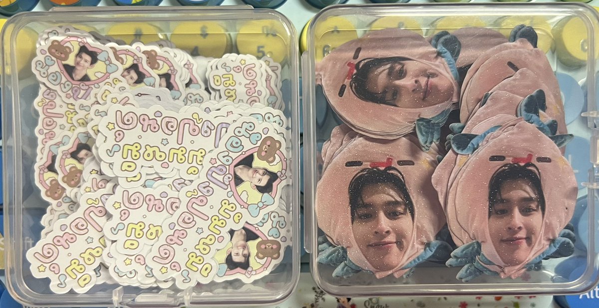 lmwind92's tweet photo. giveaway ที่แจกคือแจกกจริงๆๆ ไม่ต้องมีอะไรมาแลกกนะะ 🥹🥹 
แพ็คเซ็ท A7 หมดแล้ว อันจุบจิบเหลือเลยแพ็คแยกไว้แน้วว เอาสตกไปแปะเล่นเป็นเพื่อนผมหน่อย 🤣🤣 #pondphuwinconcert https://t.co/5HC4VWWQKw