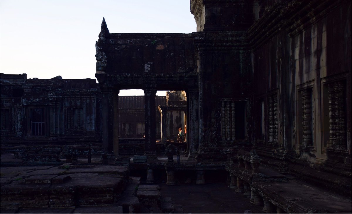 hooneilll's tweet photo. Sunrise at Angkor (2)
นอกจากความยิ่งใหญ่ของสิ่งก่อสร้าง ที่ถูกสร้างขึ้นในสมัย พระเจ้าสุริยวรมันที่ 2 คือ เรื่องราวภายในที่น่าทึ่ง ตรงระเบียงคดที่มีรูปสลักนูนต่ำ ไดอารีที่เดินทางผ่านกาลเวลา ยังคงสภาพที่สมบูรณ์ ให้เราได้ตามอ่าน ไม่ว่าจะเป็นบันทึกเหตุการณ์ที่เกิดขึ้น มหากาพย์ตำนานฮินดู ความเชื่อศาสนา

มันสนใจที่บางทีสถานที่เก่าๆ แบบนี้ ยังมีชีวิต อาจไม่ใช่เพราะมันยังตั้งอยู่ แต่เป็นเรื่องราวที่คนนับพันทั่วโลกมาตามอ่าน และวันนั้น…ผมก็เป็นหนึ่งในนั้น