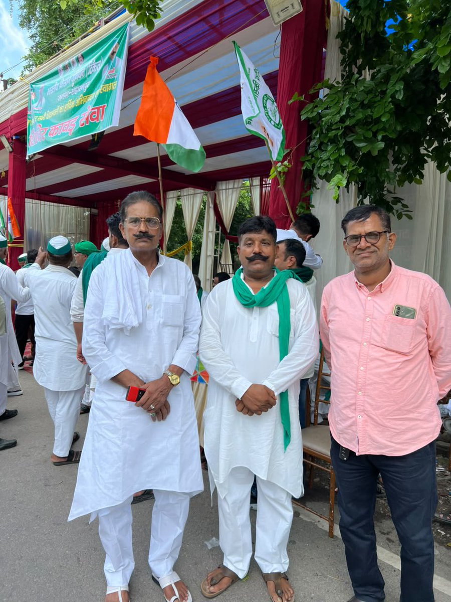 PunitKu91920945's tweet photo. 🌾 भाकियू (टिकैत) राष्ट्रीय सचिव चौ. विनय कुमार जी, मंडल अध्यक्ष अशोक चौधरी जी, जिला अध्यक्ष नरेश स्वामी जी के नेतृत्व में सहारनपुर में भव्य भंडारे का आयोजन हरिद्वार से आए डाक कावड़ियों व शिव भक्तों की सेवा के लिए सभी कार्यकर्ताओं का कोटि-कोटि धन्यवाद! 
@SaharanpurDm https://t.co/1WmrYqPHP9