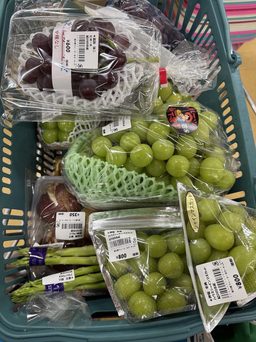 KeyLaqi's tweet photo. 本日の親孝行。
母を連れてめっけもん広場他産直お買い物の旅。
出発早かったけど桃の茶箱も買えたし、魚市場も行ったし満足していただけたようでよかった。 https://t.co/pfR1k5rxKk