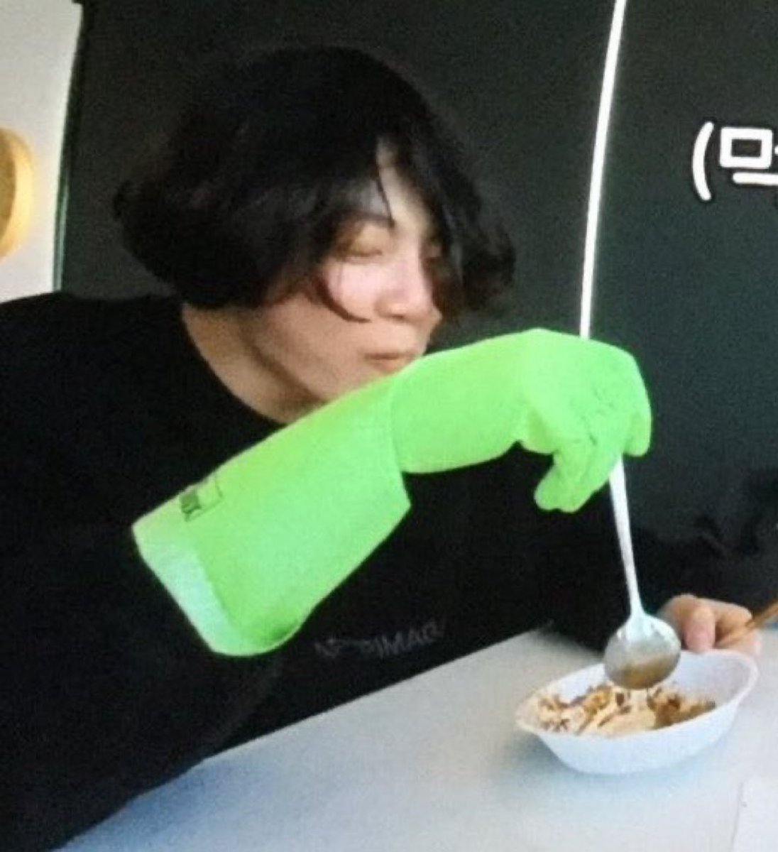 taetaefeeds's tweet photo. this fuckass glove, like we were in the trenches https://t.co/Mi9fU6p4Gt