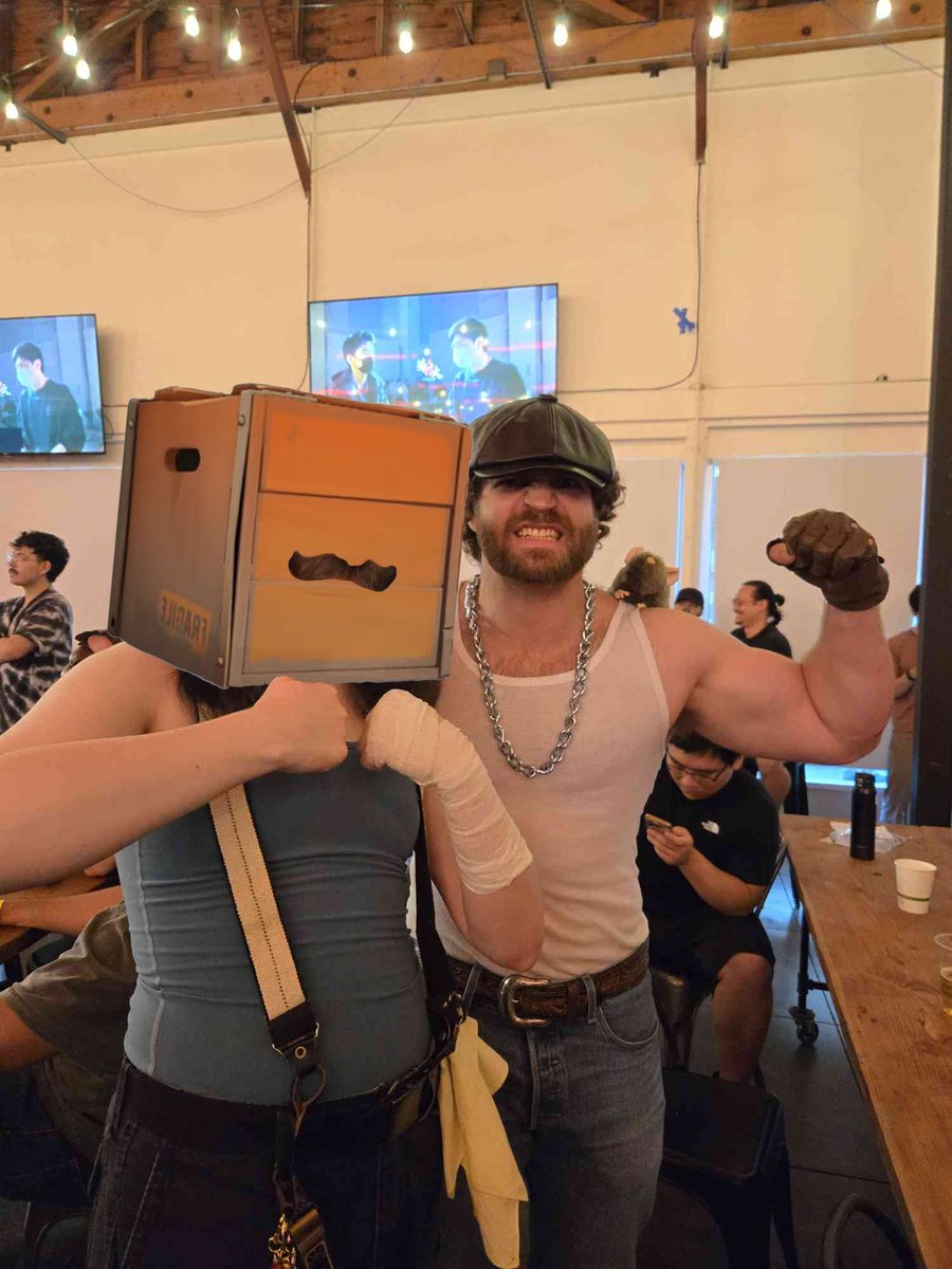 bluelanebox's tweet photo. I got to meet so many cool people at guildlock today :D!!! https://t.co/I6JuLbr7j7