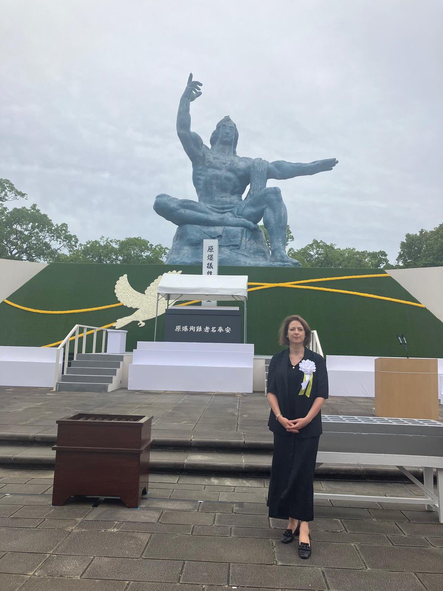 IrishEmbJapan's tweet photo. 8月8日、オドノヴァン臨時代理大使が長崎の原爆落下中心地碑へ献花を行いました。本日8月9日は、「被爆81周年 長崎原爆犠牲者慰霊平和祈念式典」に出席し、失われた多くの尊い命と被害に遭われた方々へ祈りを捧げました。原爆の被害が二度と起こらぬよう、🇮🇪は核兵器廃絶に向け取り組んでまいります。 https://t.co/eEgJ2c5OpO