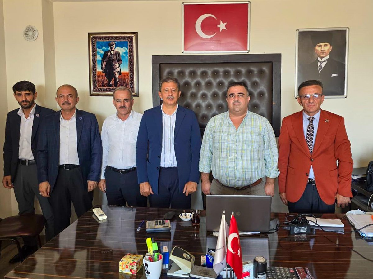 anahtarparti's tweet photo. Rotamız millet: Durağımız Şırnak…

Anahtar Parti Tarım ve Gıda Güvenliği Politikaları Başkanımız Sayın Hasan Hüseyin Demiröz, “Rotamız Millet” programı kapsamında Şırnak’ta temaslarda bulundu.

Koyun ve Keçi Yetiştiricileri Birliği ile İl Teşkilatımızı ziyaret eden parti heyetimiz; yayla, mera ve köylerde Şırnaklı hemşehrilerimizle bir araya geldi.

Tarım ve hayvancılığın sahadaki sorunlarını üreticilerimizden dinledik, Anahtar Parti’nin çözüm önerilerini paylaştık.