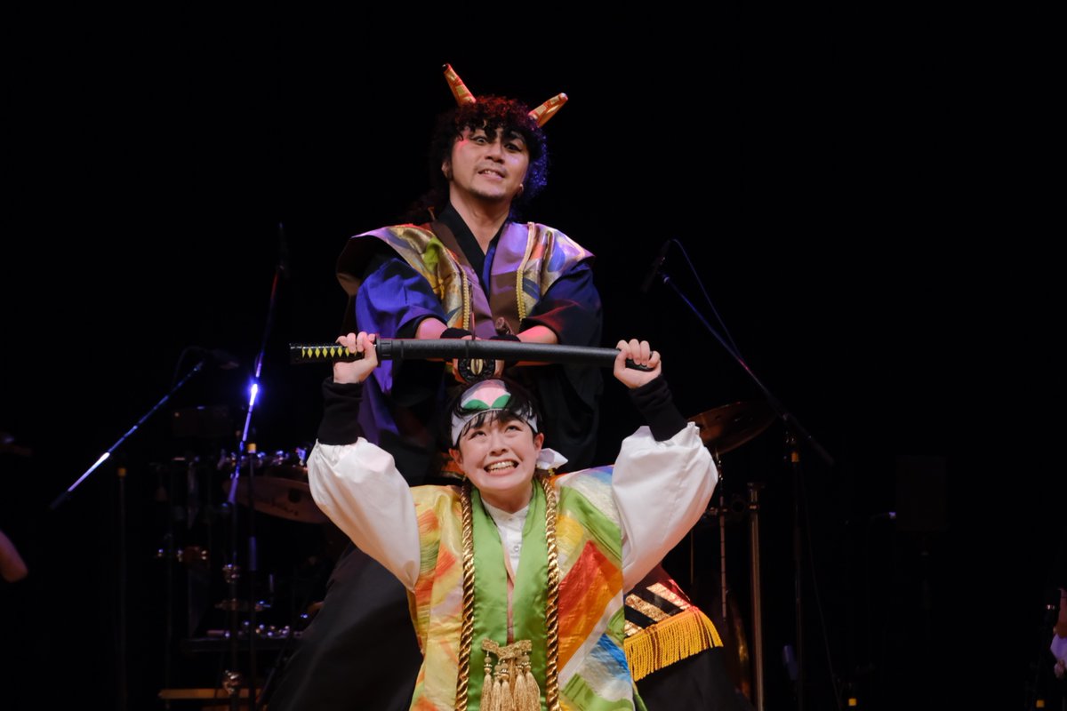 office_8_jigen's tweet photo. 鳴らして楽しむ音楽劇「＃ももたろう」 

中高生メイン公演ご来場ありがとうございました🍑
千秋楽はプロ公演と中高生メイン公演2本立て！
ご来場心よりお待ちしております。

8/11（火）
11:00〜（プロ公演）／15:00〜（中高生メイン公演）
🎫当日券あります✨

・開演30分前より当日券販売、受付開始、客席開場。
・開演から約20分、楽器作りワークショップを開催いたします🥁