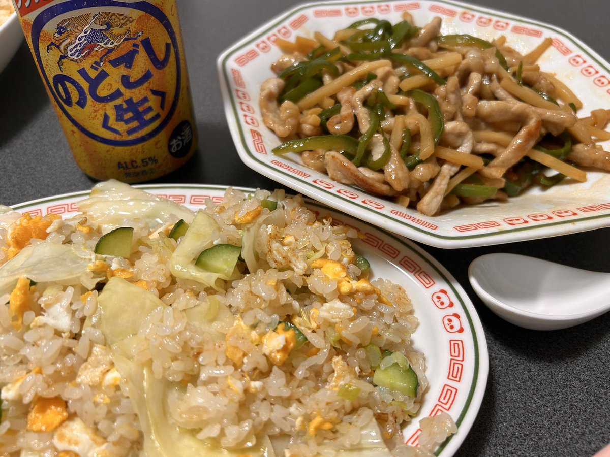 cardboardhead81's tweet photo. またきゅうりチャーハン

きゅうりは火を通すのではなく最後の最後に投入して2、3回鍋振ればOK https://t.co/x7pfZg2xir