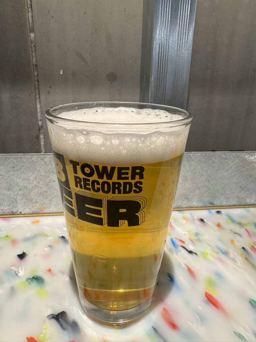 cbsfrevo's tweet photo. 久しぶりに渋谷のタワレコに来たから、BEERを一杯！
レコードも一枚お買い上げ！笑 https://t.co/7brUyTk2lG