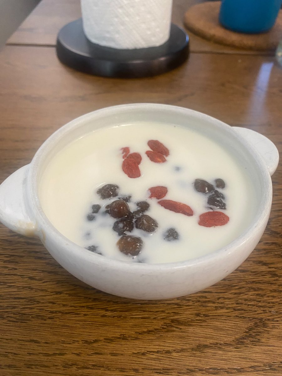 nataliemuscle's tweet photo. 家でタピオカ茹でたらいっぱい食べられる！
ここぞとばかりにデザートをたくさん作りました✨
杏仁ミルク、豆腐白玉、黄桃にもタピオカ🧋 https://t.co/8zt1Rw02zh