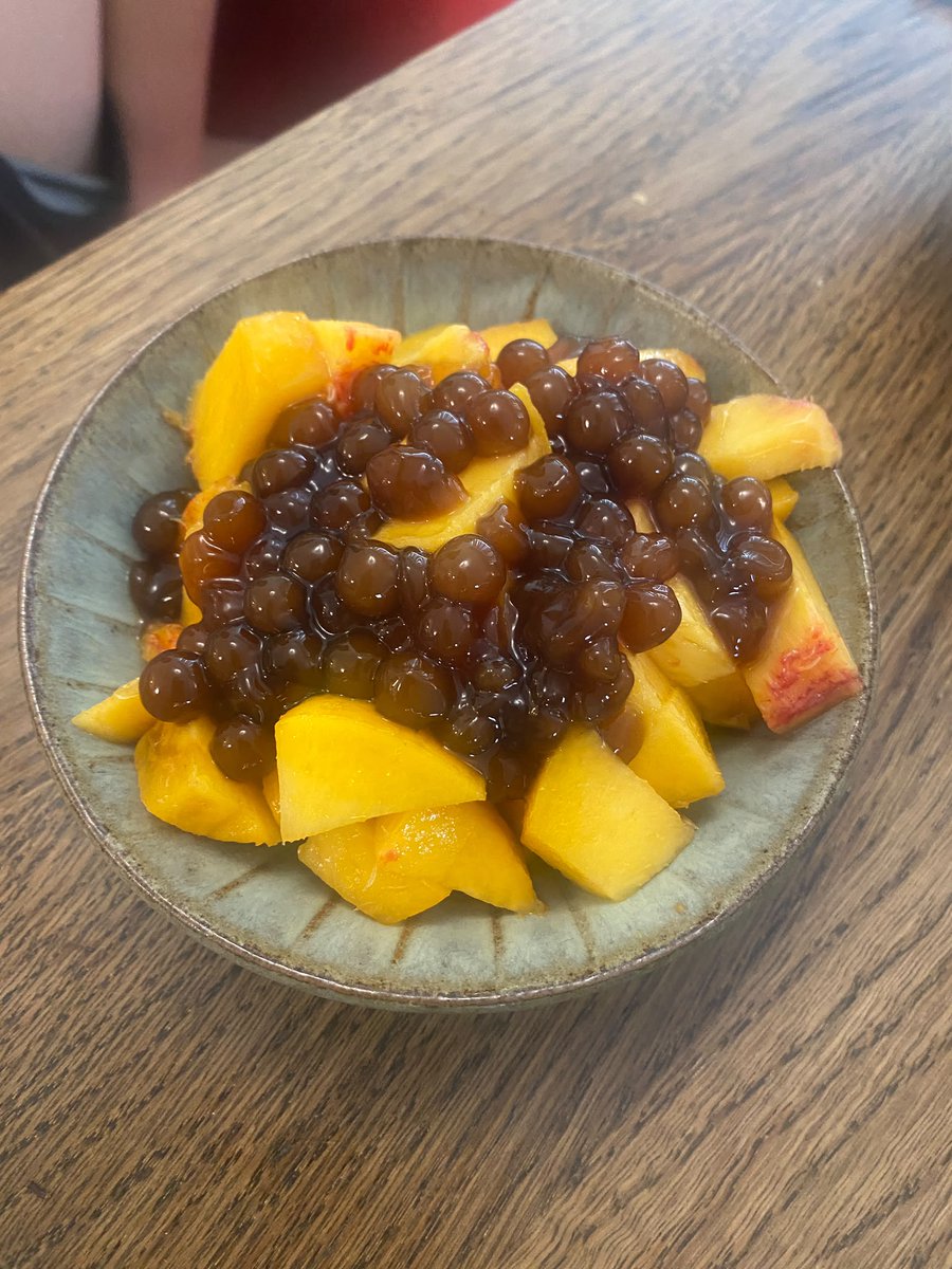 nataliemuscle's tweet photo. 家でタピオカ茹でたらいっぱい食べられる！
ここぞとばかりにデザートをたくさん作りました✨
杏仁ミルク、豆腐白玉、黄桃にもタピオカ🧋 https://t.co/8zt1Rw02zh