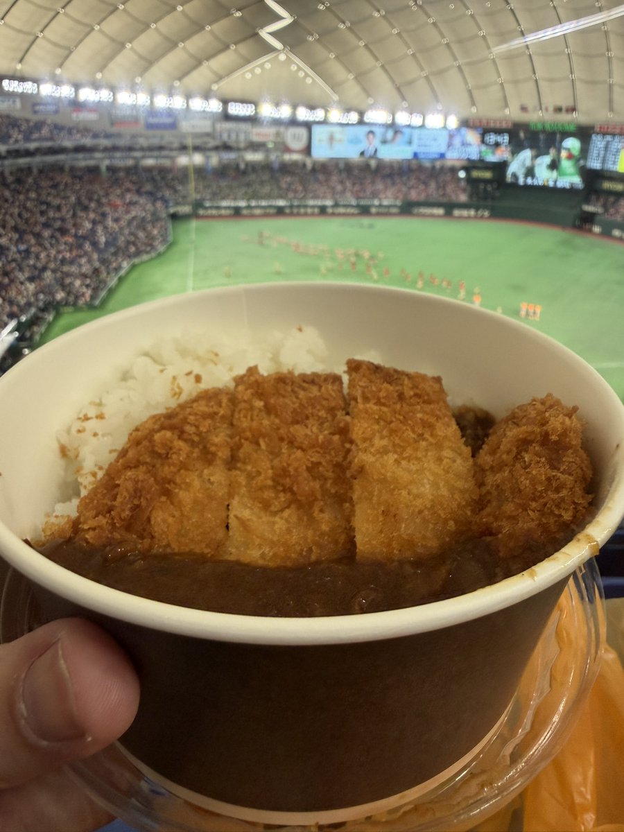 blast_1212's tweet photo. ライスバーガー、レギュラーメニューにしてほしいくらい美味いんだが！

乾杯！！

#東京ドームグルメ https://t.co/zAl4Gowd2m