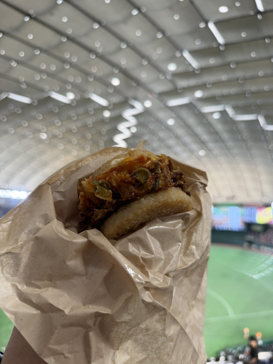 blast_1212's tweet photo. ライスバーガー、レギュラーメニューにしてほしいくらい美味いんだが！

乾杯！！

#東京ドームグルメ https://t.co/zAl4Gowd2m