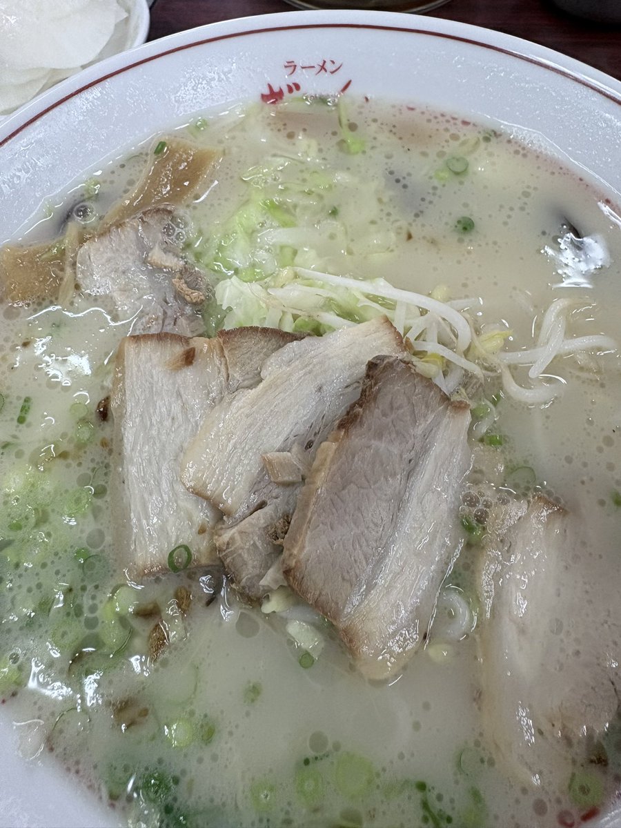 pppppi_i_i's tweet photo. おひとりラーメン
ファミリーに囲まれやや居心地悪し https://t.co/7B4sQHvNhU