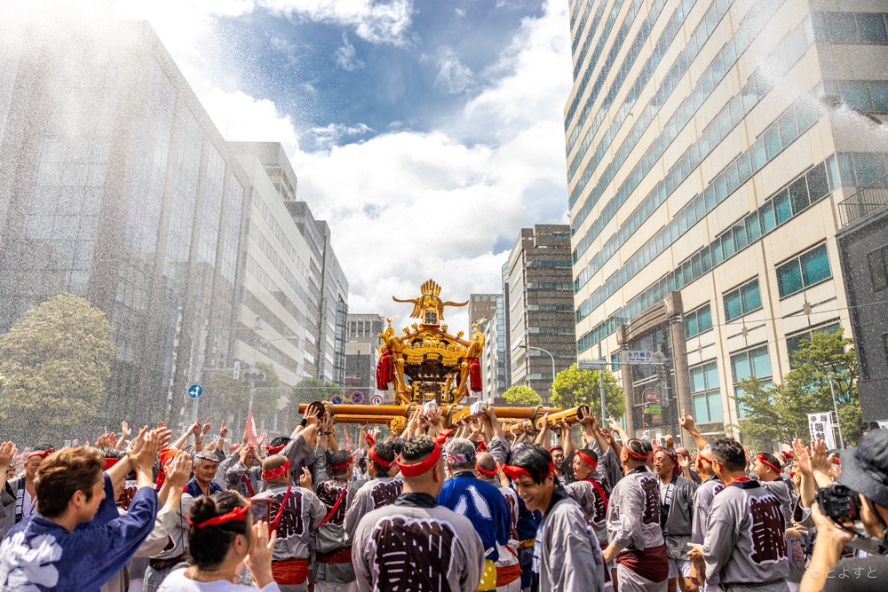toyosu_tokyo's tweet photo. 水かけ祭り！3年に一度の本祭り「富岡八幡宮例大祭（深川八幡祭り）」がいよいよ開催！

全54もの御神輿が大移動する『神輿連合渡御』や、豊洲での『大人神輿』『子供神輿』も☺️
集合場所やスケジュールをまとめました！！

https://t.co/OUj5VuO7DQ ≫

東雲・有明・辰巳など豊洲周辺の皆さまも担げるのでぜひ！！