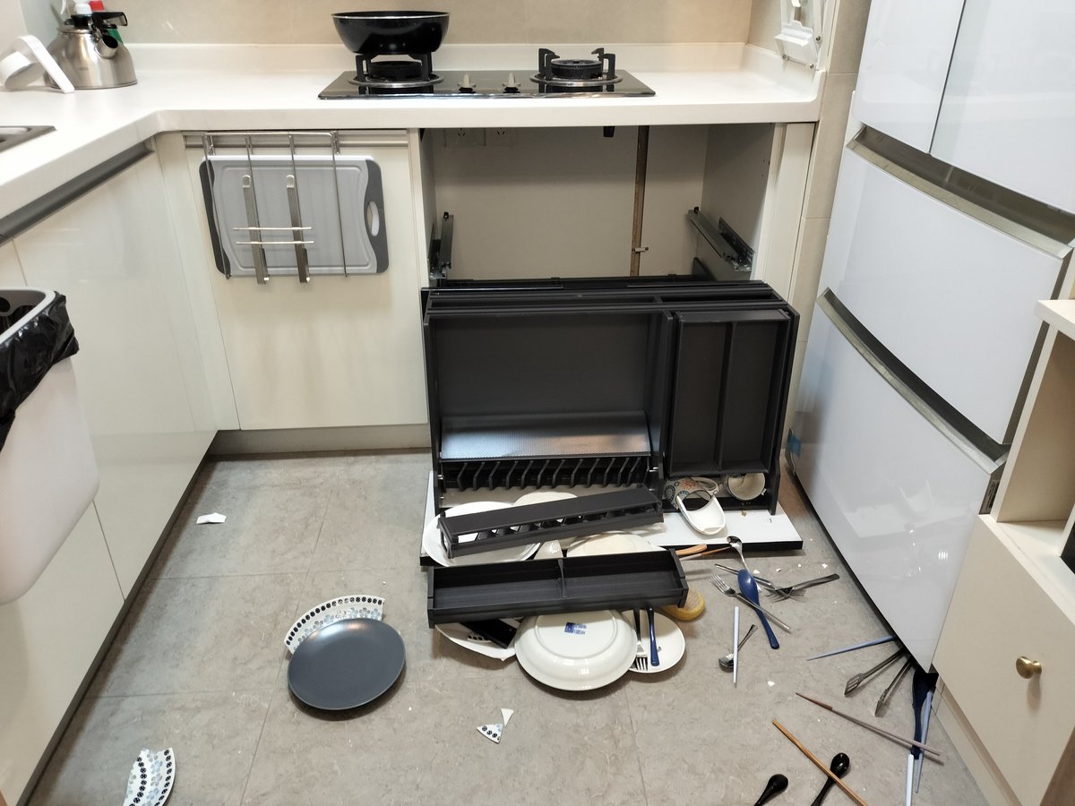 haconaoco's tweet photo. 中国だとね
入居4か月目で食器の引き出しがこれですよ🥹
#なんか見たけどなんか違う https://t.co/JErLcUyh2O