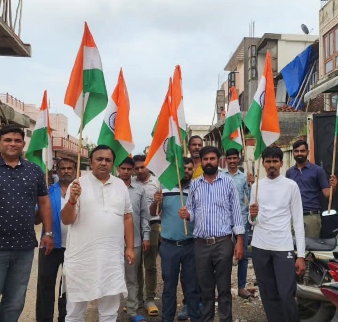 GanpatBanthia's tweet photo. 🇮🇳 तिरंगा हमारी शान है, भारत की पहचान है! 🇮🇳

हर घर पर लहराता तिरंगा केवल एक ध्वज नहीं, बल्कि राष्ट्र के प्रति हमारी निष्ठा, एकता, अखंडता और गौरव का प्रतीक है।

#HarGharTiranga #हर_घर_तिरंगा

आइए, ‘हर घर तिरंगा’ अभियान से जुड़कर अपने घर, प्रतिष्ठान और कार्यस्थल पर तिरंगा फहराएं https://t.co/8lVi5V99Qu