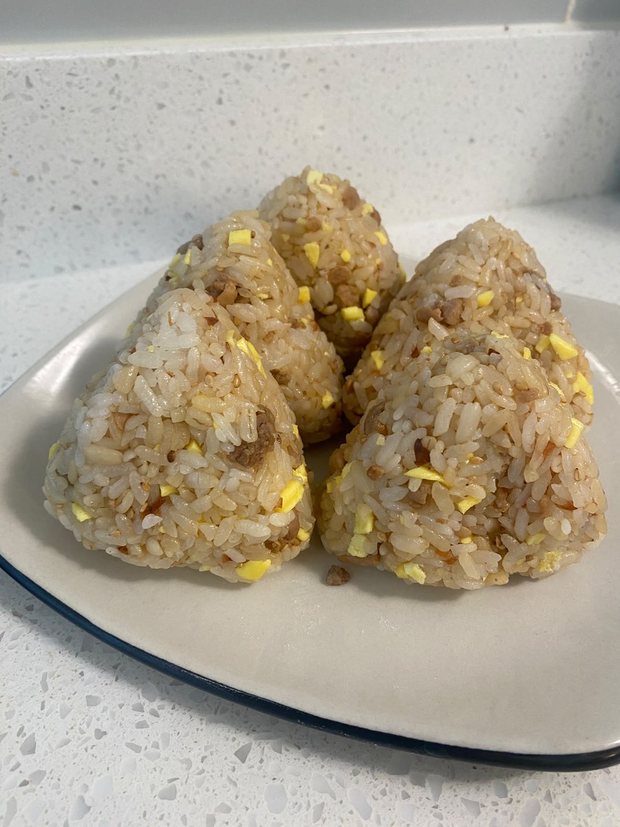 nataliemuscle's tweet photo. 今日は午前パルクール→午後サッカー試合というスケジュール。

運動後のおにぎり🍙
今日は豚そぼろと卵黄、��干しを入れて、クエン酸とタンパク質もプラスしてみました。 https://t.co/0y1hDeu0Mt