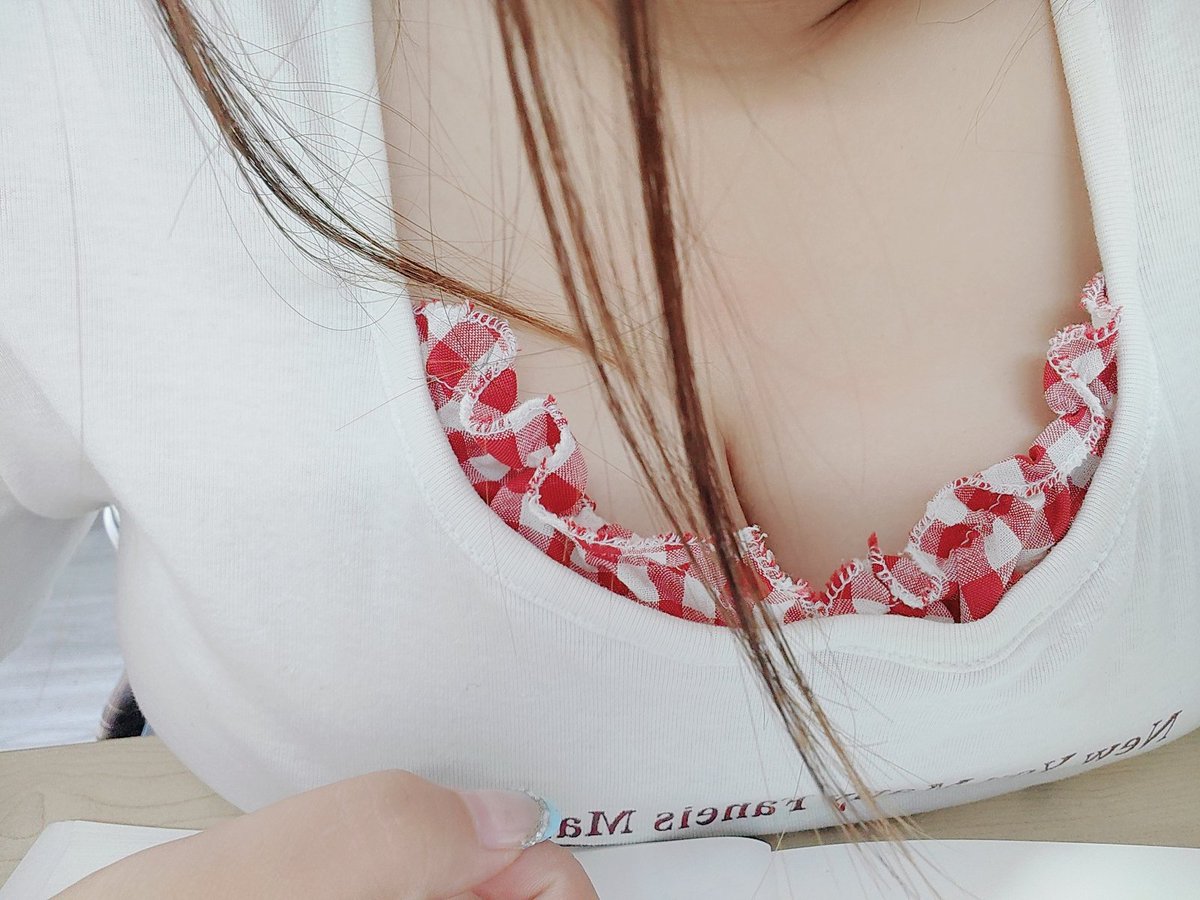 bingKim55255's tweet photo. 在自习室就想偷偷露奶子了
（奶子是在卫生间拿出来的啦）
#露出 #调教 #巨乳 #反差 #母狗 #情趣 https://t.co/02jy9npBlh
