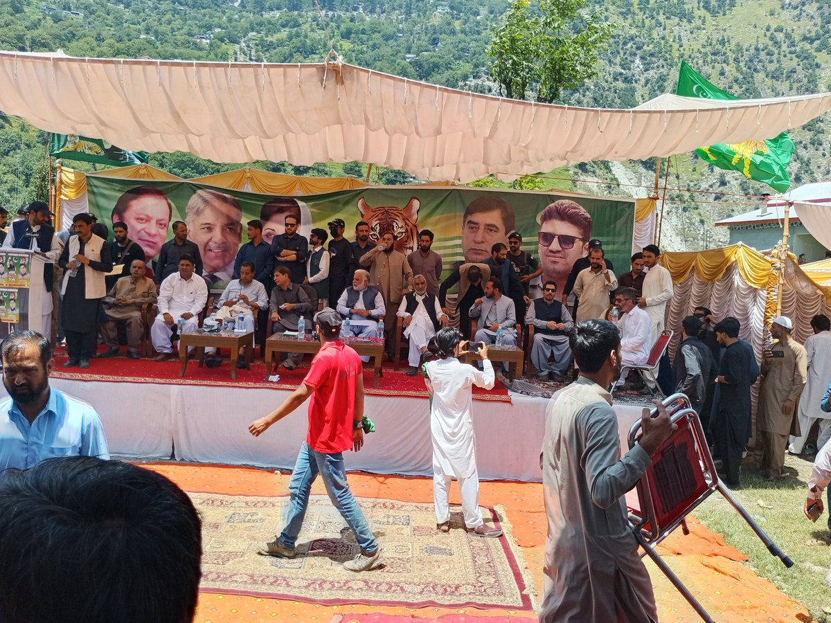 advatique92's tweet photo. حالیہ الیکشن کے شمولیتی پروگرام میں قائد کشمیر #شاہ_غلام_قادر صاحب ، مرکزی قیادت #پاکستان_مسلم_لیگ_ن خاندان،, (دادیال،نانیال) برادری گاؤں اشکوٹ کی جملہ برادریوں کے گلدستہ افراد خصوصاً #نوجوانوں کے ساتھ ساتھ حلقہ احباب کے ہر معزز مخلص افراد جنہوں نے ہمیشہ ہر موڑ پر رہنمائی، حوصلہ https://t.co/KLYnhI1JFT