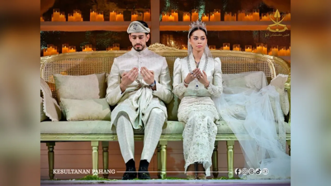 GerbangPost's tweet photo. Sultan Pahang berangkat ke istiadat persandingan Tengku Puteri Ilyana, pasangan https://t.co/JfXTxorWJ7 #SultanPahang #TengkuPuteriIlyana #IstiadatPersandingan #Pahang #AlSultanAbdullah https://t.co/TzgU4GGRMv