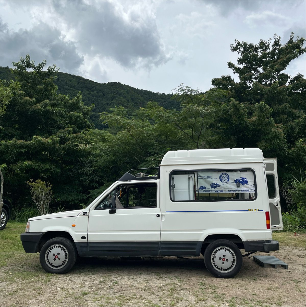 yuki_clx's tweet photo. サイドブレーキ引きたら3秒でプシュッと!暑い季節ですがslow camp NOSEでソロキャンプ、曇りで助かる〜
タープだけ張ってミニマムに車中泊、セアトはマイリビング仕様☆
子供連れが居なくて大人もプールOK!のんびりしまーす^_^
#ソロキャンプ #seattrans #seatterra #fiatpanda #スローキャンプ能勢 https://t.co/tefrAJdQoU