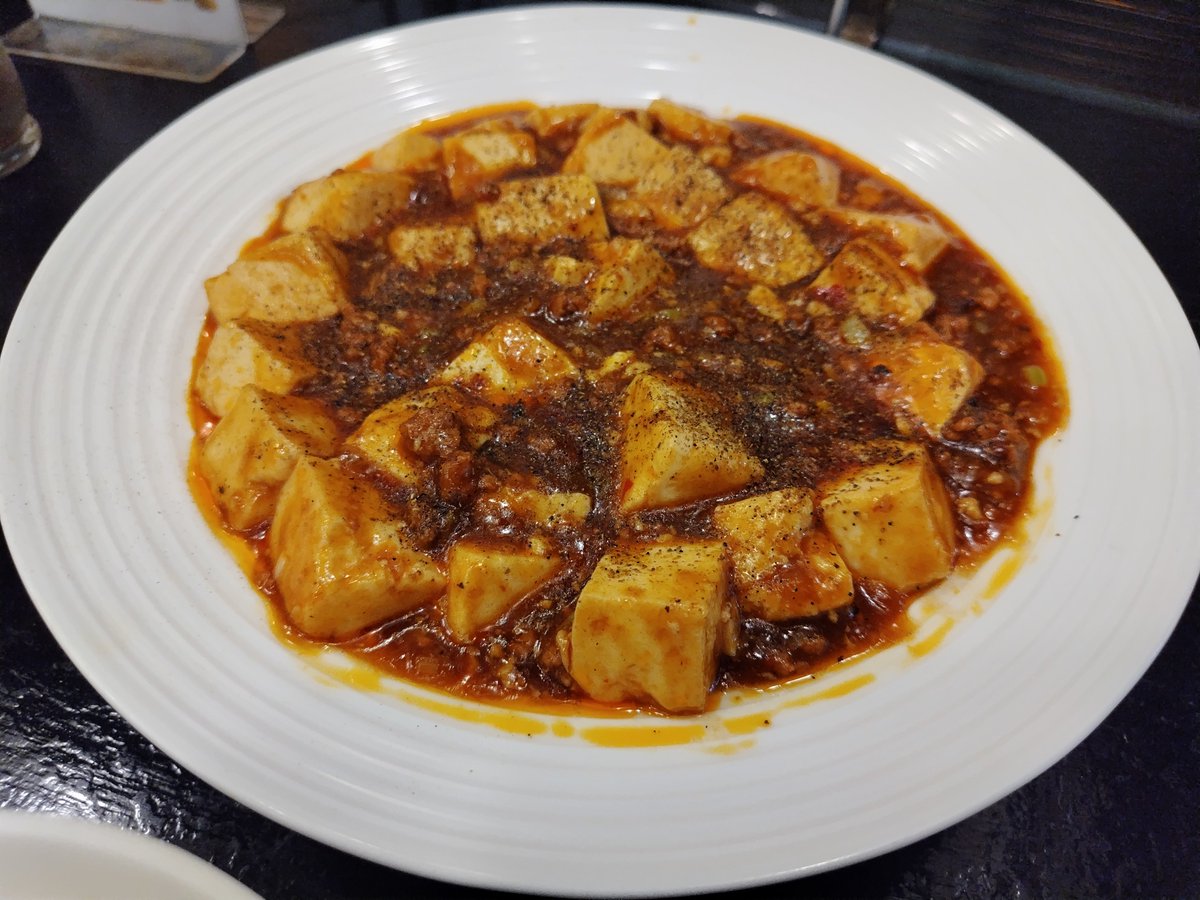 john_gy's tweet photo. 桂花＠成城学園前にて、日替わりランチセット（麻婆豆腐）。つゆそばのつもりも、外の暑さで気がかわり、こちらを。子供と一緒だと辛さ無しだけど、今日はノーマルで程よく辛味あり、旨味とコクのバランスもよく上品な仕上がりで、そこに山椒をたっぷりかければ好みの味わいになり、美味しい😋 https://t.co/gwH86uJq4a