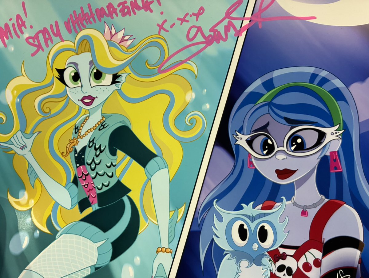starmiaofairy's tweet photo. I met the creator of Monster High &amp; co-creator of Ever After High,Garrett Sander who was so kind &amp; loved the art I drew &amp; gave him of my fav Monster High characters Lagoona &amp; Ghoulia with her owl Sir Hoots a Lot @garrettsander #MidSummerScream #MonsterHigh https://t.co/1zaKX32Znd
