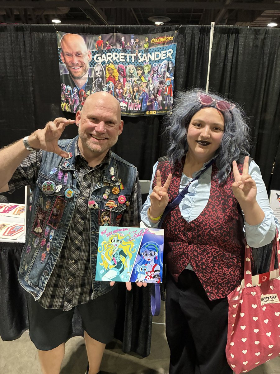 starmiaofairy's tweet photo. I met the creator of Monster High &amp; co-creator of Ever After High,Garrett Sander who was so kind &amp; loved the art I drew &amp; gave him of my fav Monster High characters Lagoona &amp; Ghoulia with her owl Sir Hoots a Lot @garrettsander #MidSummerScream #MonsterHigh https://t.co/1zaKX32Znd