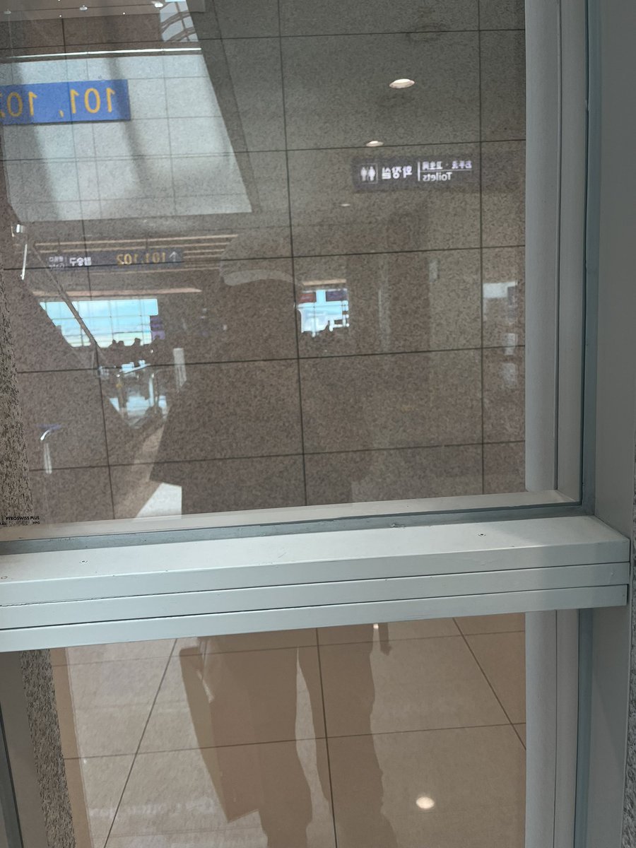 C_ccccc08's tweet photo. 元々今夜、上海に帰る予定だったのに、台風で欠航になりました。
いろいろ探したけど、結局上海から760kmも離れた煙台まで飛ぶことに。
そして今度はその便まで遅延……。
私、もうこのままソウルに残ることになるのかな😂 https://t.co/FYO2SWPHzf