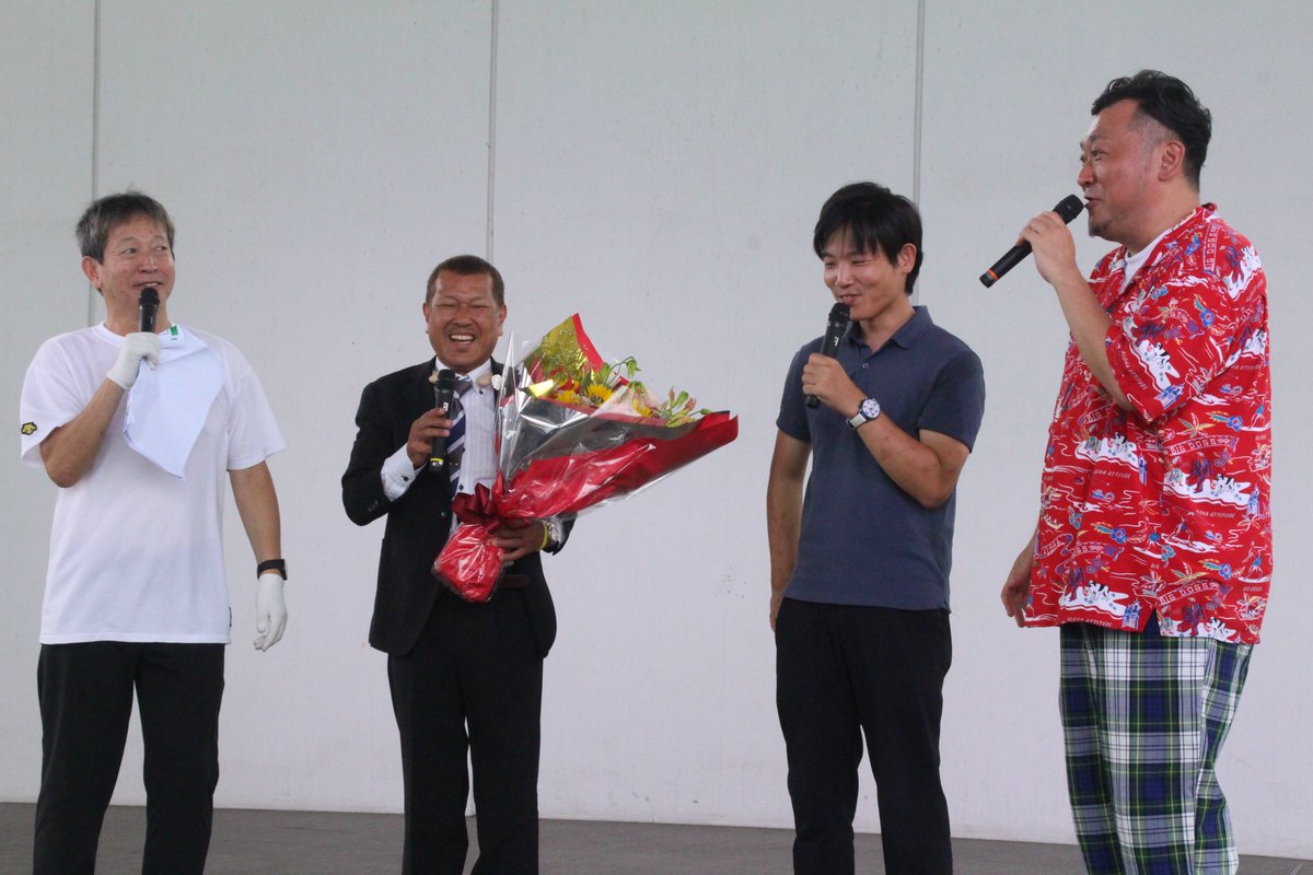 sanspo_boatrace's tweet photo. 【ボートレース尼崎・第54回オール兵庫王座決定戦】

今年6月に引退した星野政彦さんの〝引退記念トークショー〟が行われました。

「昭和61年にデビューして40年走らせてもらいました。（引退を決めたのは）正直、もうレースするのが怖くなったんです。僕らは命を懸けて仕事してるんで。1レース、1レース走るのに怖いって気持ちが先に立って…。それが一番の辞めるきっかけでした。自分が怪我をするだけやったらいいけど、（自分がキャビったりして）他の人を怪我させるのも嫌やった。それで辞め時かなと。（ラストランとなった今年5月31日の住之江2日目7Rでコンマ17のフライングの）あのFのスリット写真をみて、もう無理やなと…。40年走ってコンマ03以上のFをしたことがなかったし、これはもう辞め時かなと思ったんです。（2006年9月の大村GⅠ優勝戦で）6号艇で前ヅケに行ってインを取って…。1マークは差されてアカンかったけど、2マークで原田幸哉と瓜生正義の2人相手に接戦してまくり差して決着をつけて記念を取らせてもらいました。40年間、温かい応援ホンマにありがとうございました。第二の人生ゆっくり頑張りますんで、ファンの方も頑張ってください。尼崎はいいレース場なので愛してください。よろしくお願いします」