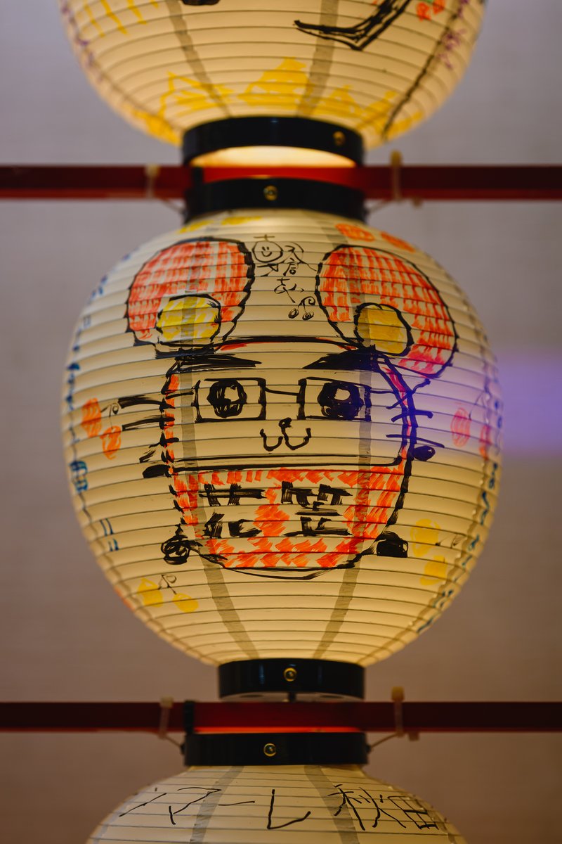 Wilde_Geese's tweet photo. 第64回 山形花笠まつり
今年は僭越ながら、毎年お世話になっている花笠まつりに、少しでも恩返しになればと思い協賛させて頂きました。新しくなった山形銀行前に飾られて恐縮です。
1，2枚目は山形駅に展示されている願いちょうちんです。
#朝倉さや
#花笠まつり
#山形市
#山形駅
#僕らの花笠まつり https://t.co/qd7mN9O76a