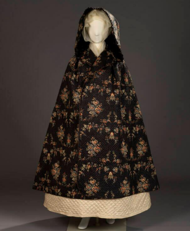 plummie9's tweet photo. Colmar, Alsace, France
Textile by Haussmann

Hooded Cloak, 1780-90

Quilted, glazed woodblock-printed cotton tabby.
Fashionable  cloaks protected expensive dresses from the weather. The glazed  finish offers some resistance to mud and rain. 

@AlbanyInstitute 
#FashionHistory https://t.co/Woo379FqfP
