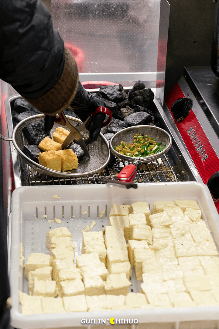 haeeun0112's tweet photo. This crispy fried stinky tofu with spicy sauce hit different right by the street stall—summer snack vibes unlocked!， https://t.co/w8S1RcsXd4