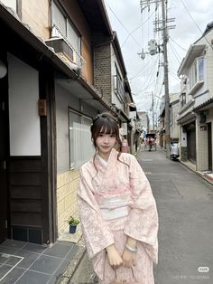 akar681's tweet photo. 彼女のためにすべての灯りが点く海岸の街の上に立つ彼女、ゴールデンアワーの仕事だった 🌊 🌅 ✨

#アニメ絵 #美少女 #イラスト #animegirl
jVTw https://t.co/KHX3lNVzlX
